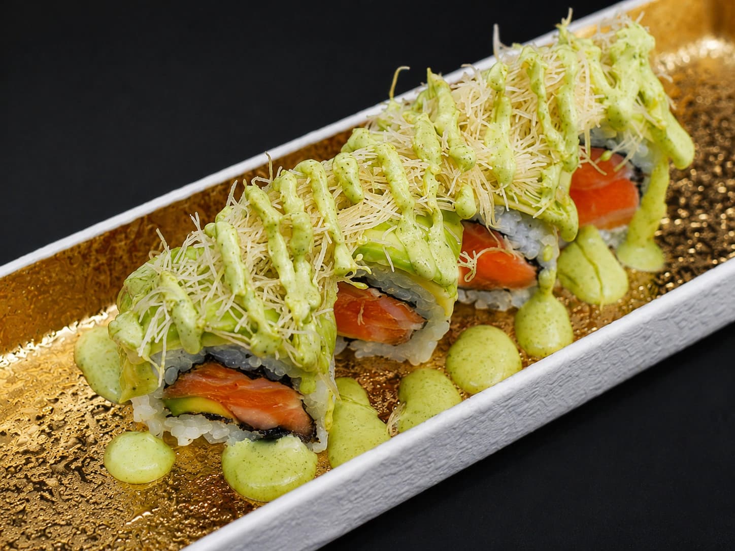 Rolos de sushi de salmão e abacate com molho verde