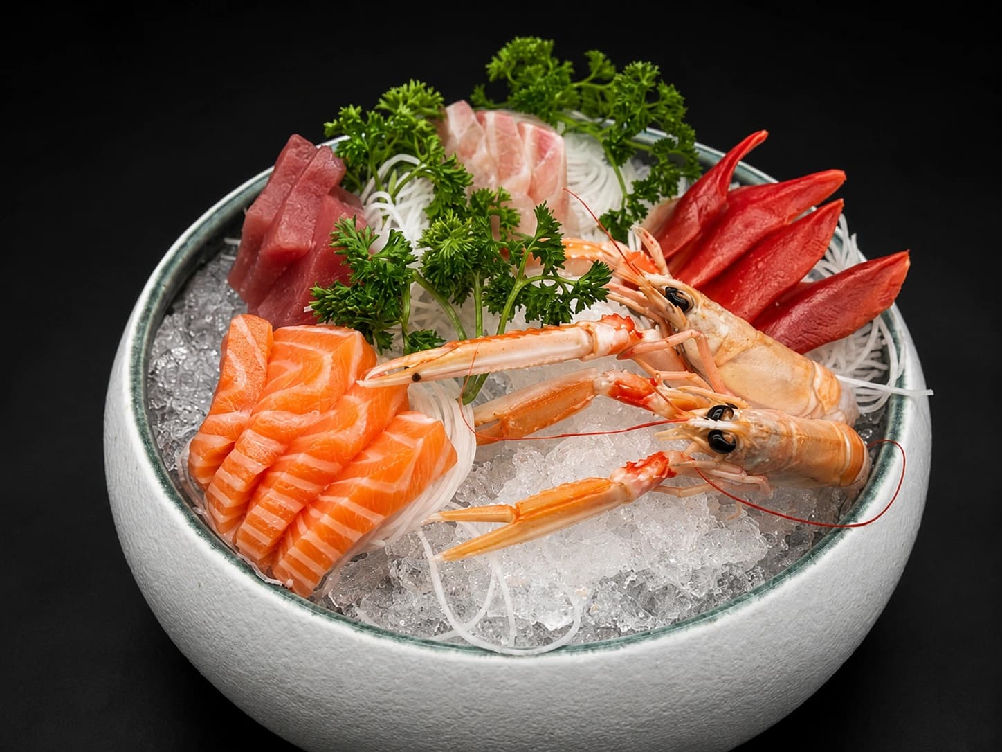 Seleção de sashimi e lagostins sobre gelo