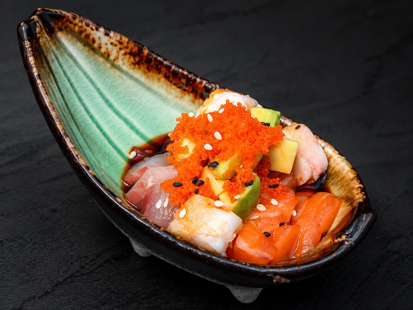 Sashimi misto com abacate e tobiko
