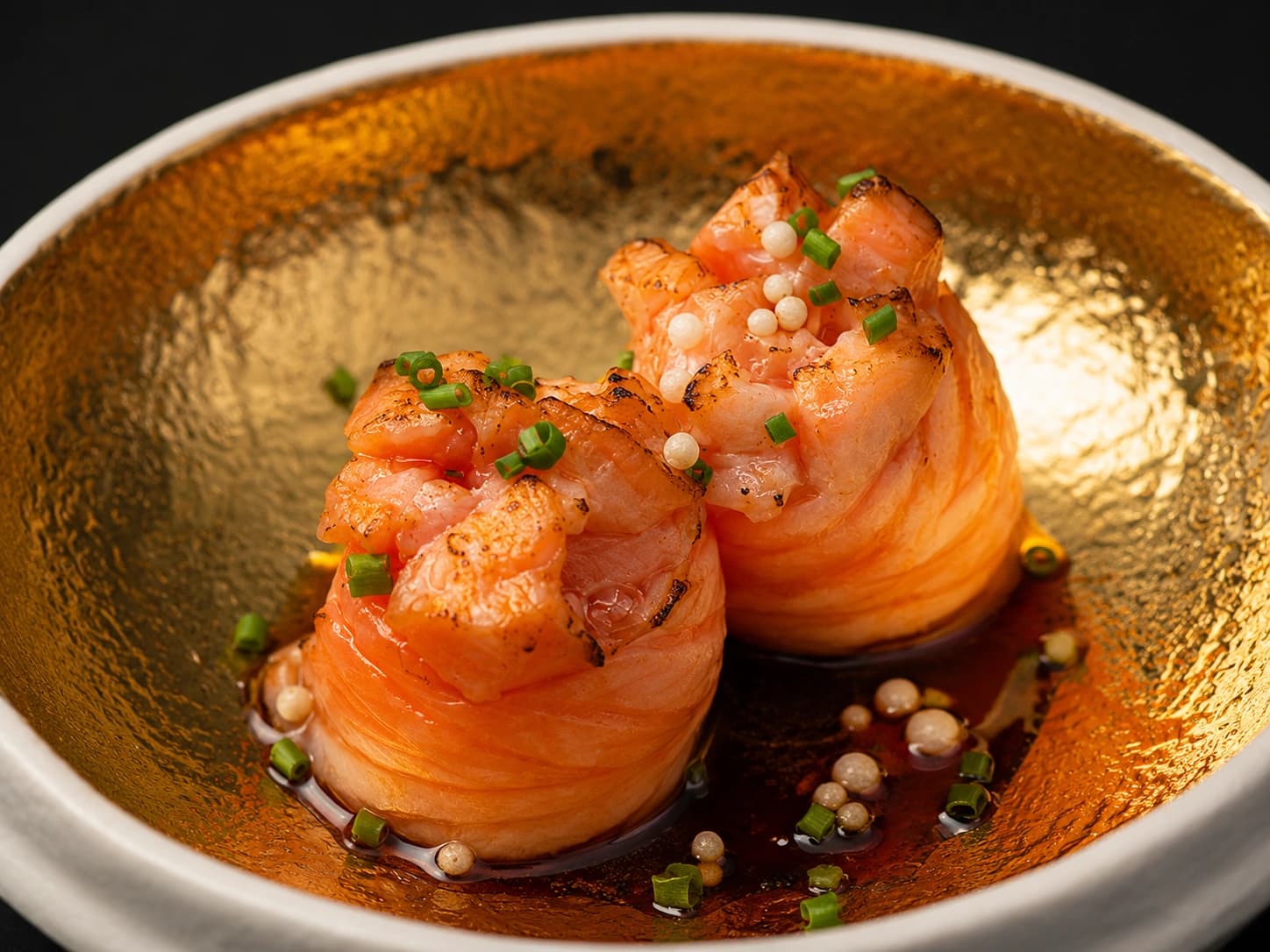 Gunkan de salmão braseado com cebolinho