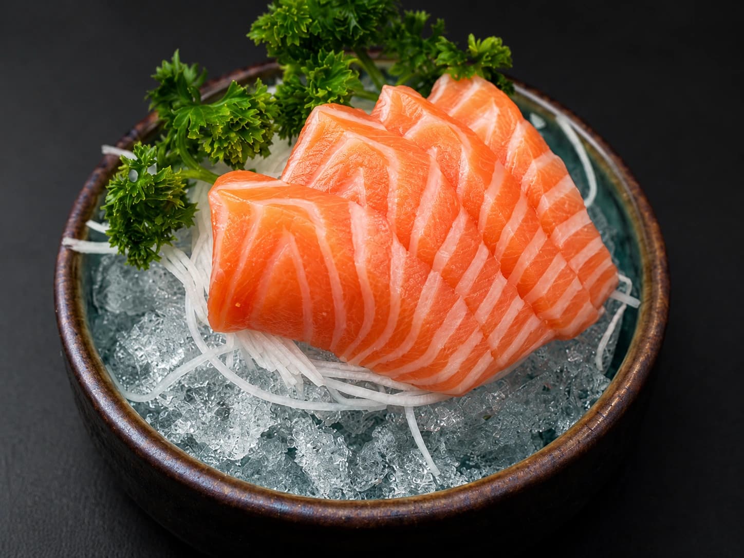 Fatias de sashimi de salmão
