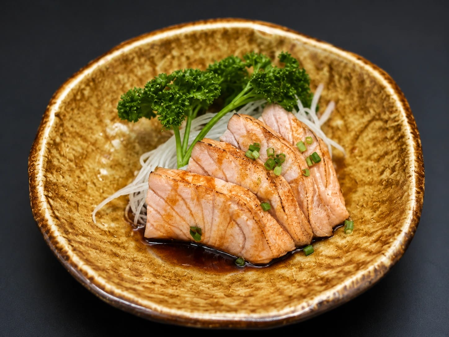 Fatias de sashimi de salmão braseado com cebolinho