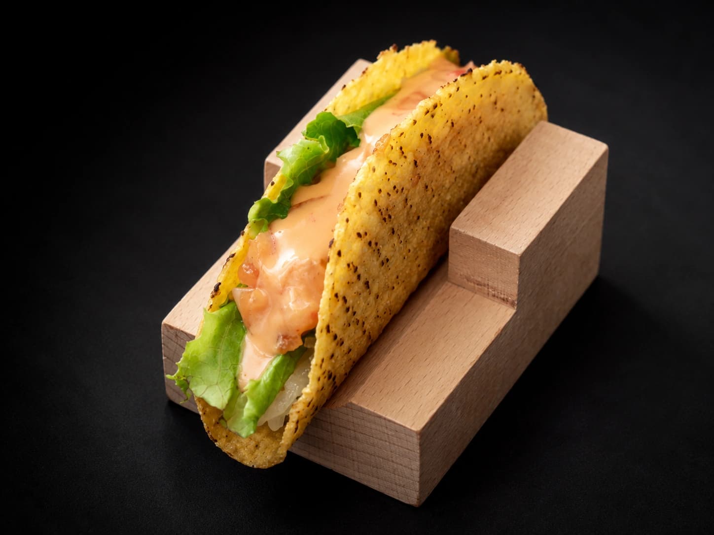 Tártaro de salmão servido em taco crocante