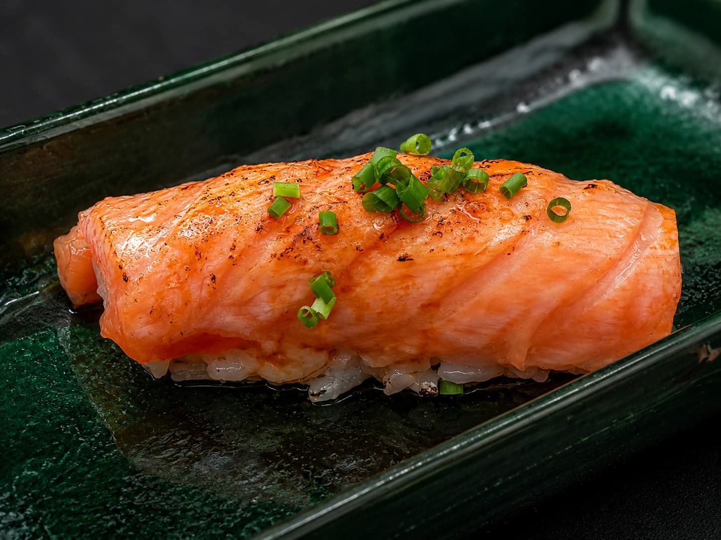 Nigiri de salmão braseado com cebolinho