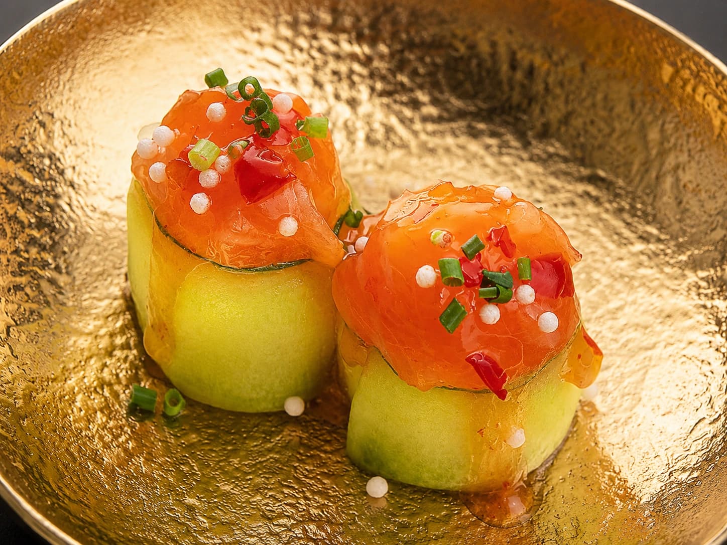 Gunkan de salmão envolvido em pepino com cebolinho