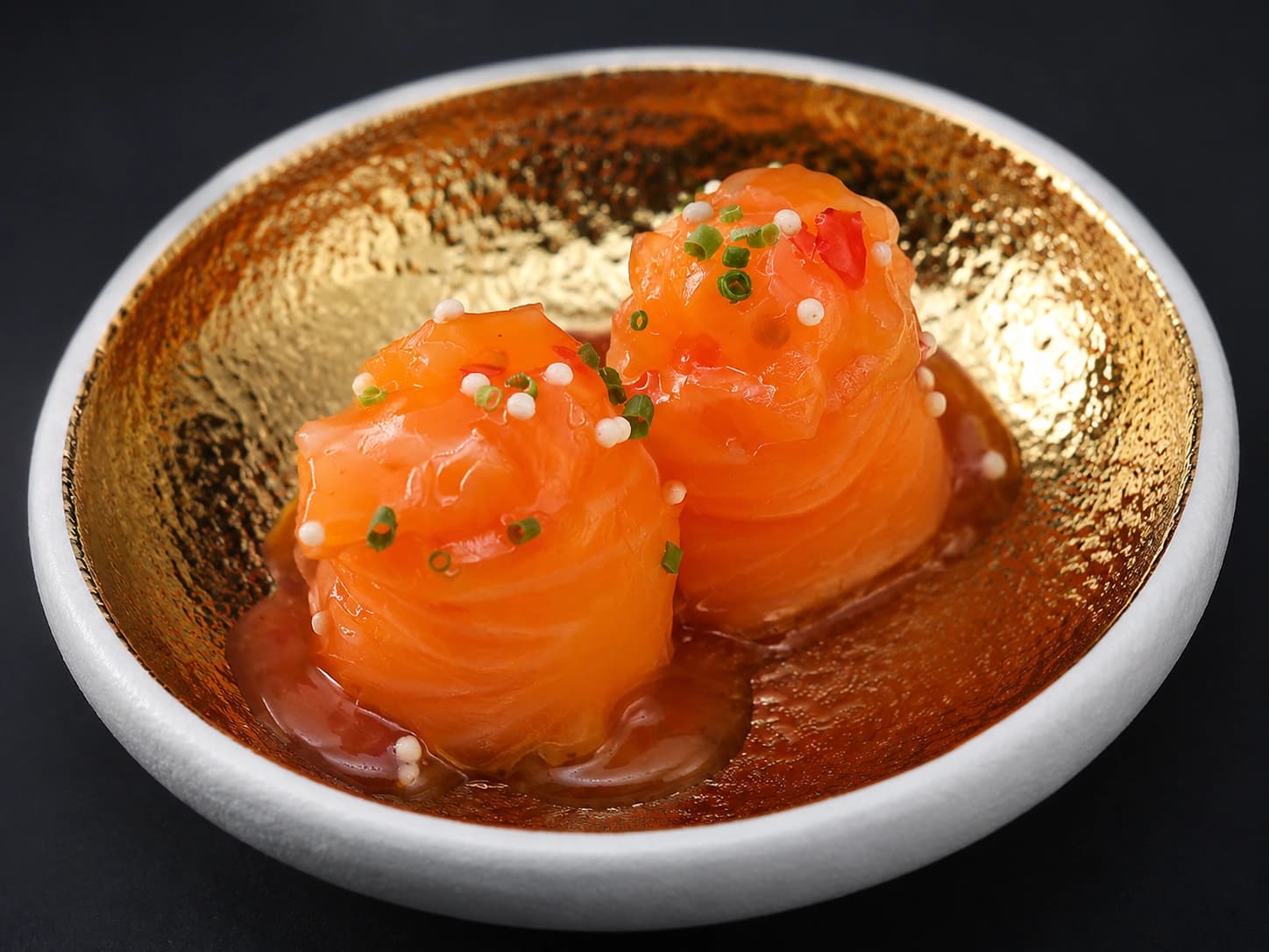 Gunkan de salmão com cebolinho