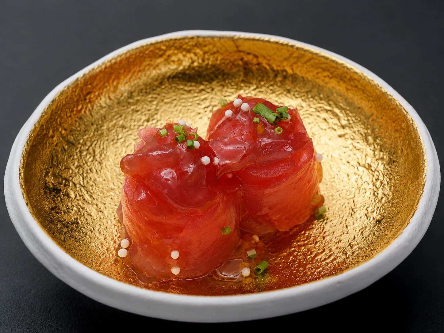 Gunkan de atum com cebolinho