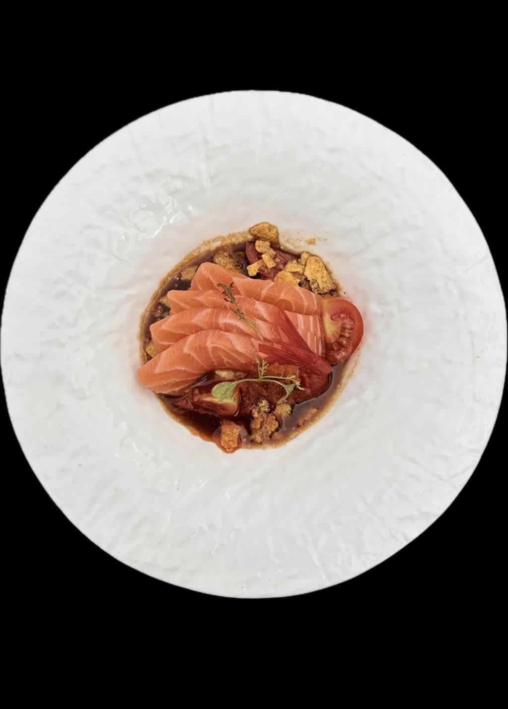 Especial MAX com sashimi de salmão, tomate e guarnição crocante