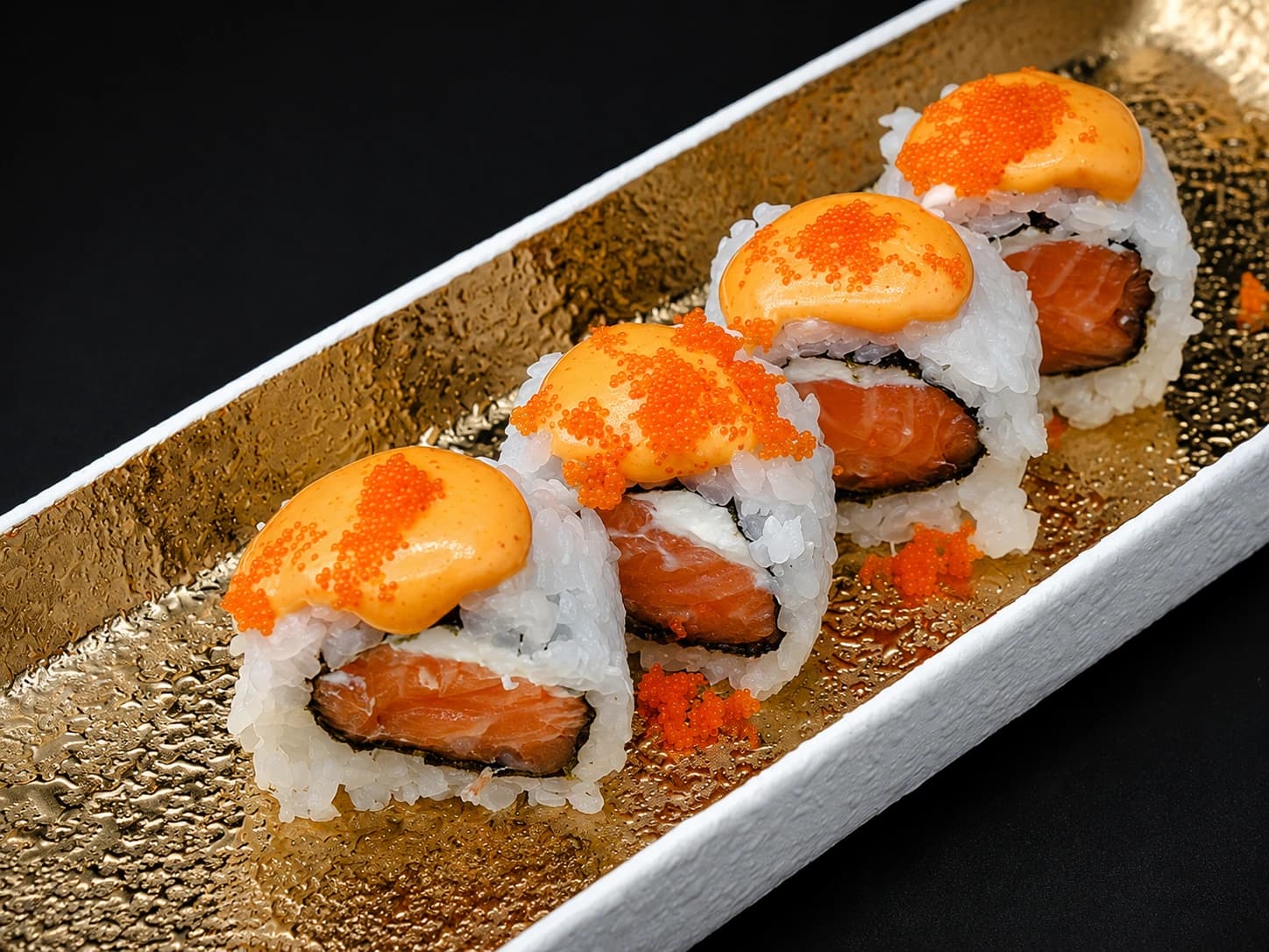 Rolo de salmão com molho picante e tobiko