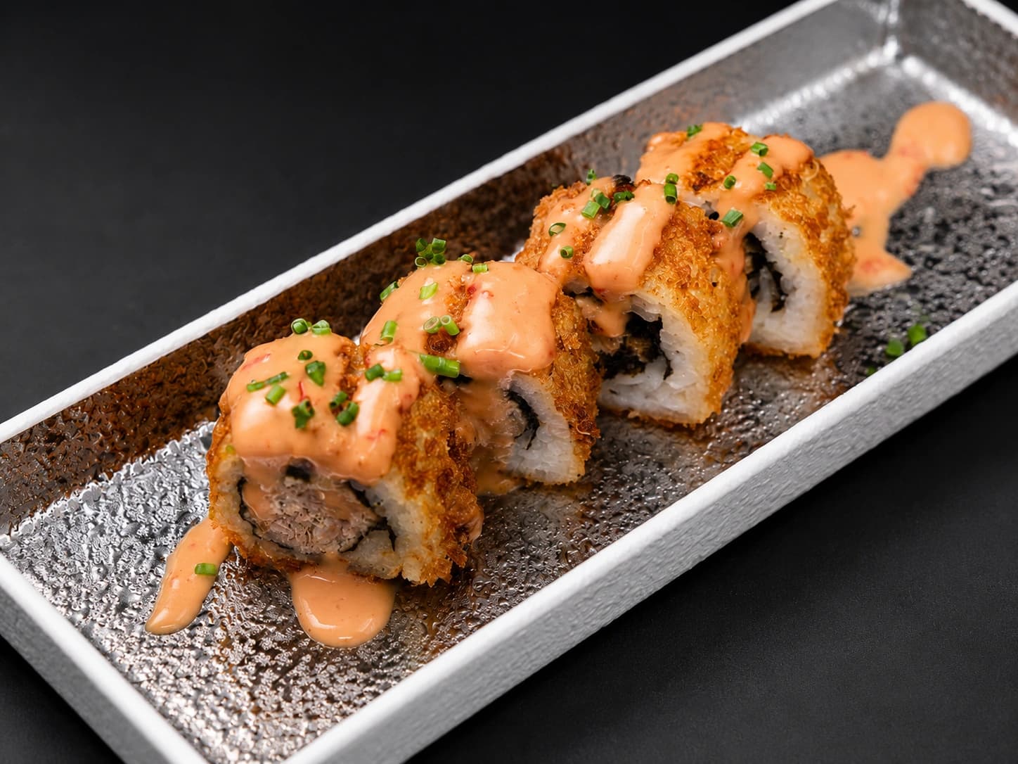 Sushi panado com molho picante