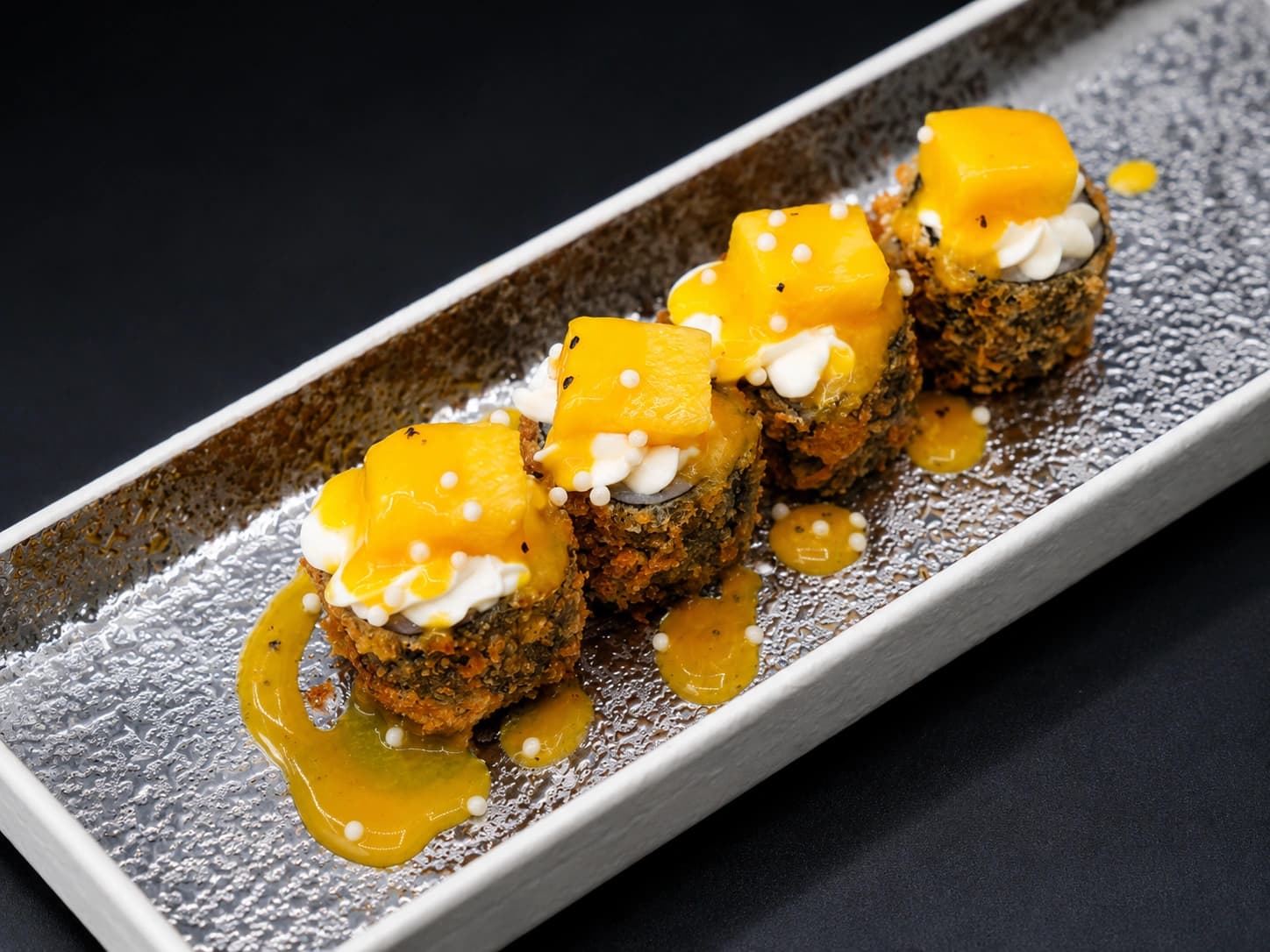 Sushi frito coberto com manga