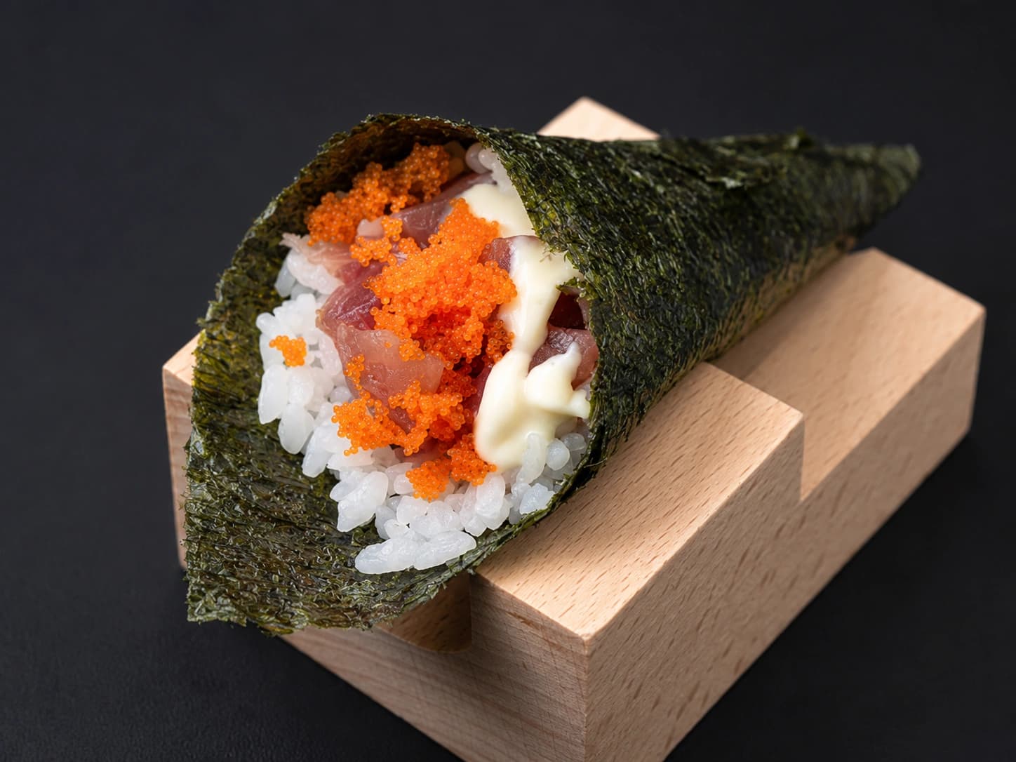 Temaki de atum picante com tobiko