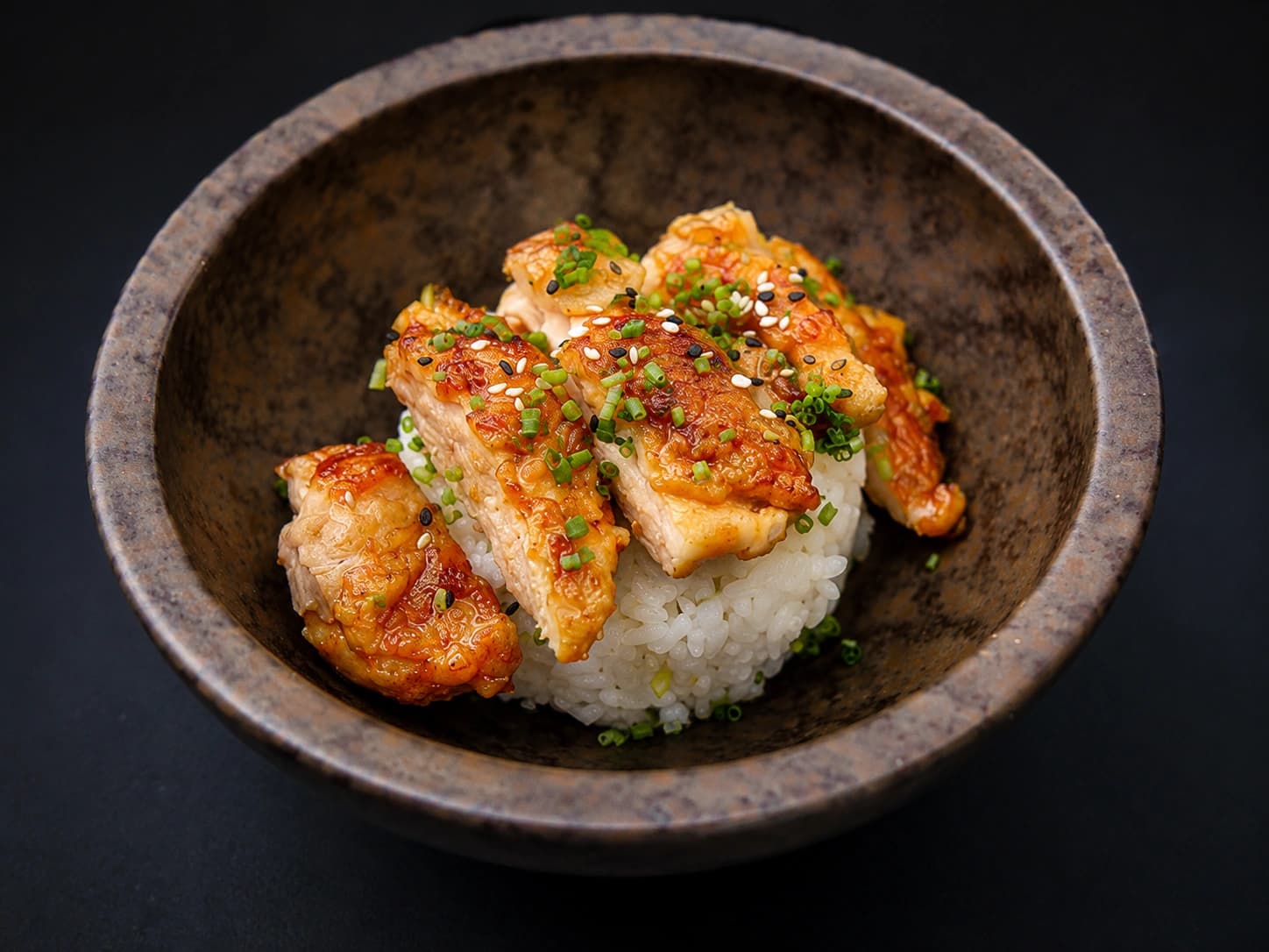 Frango teriyaki servido sobre arroz