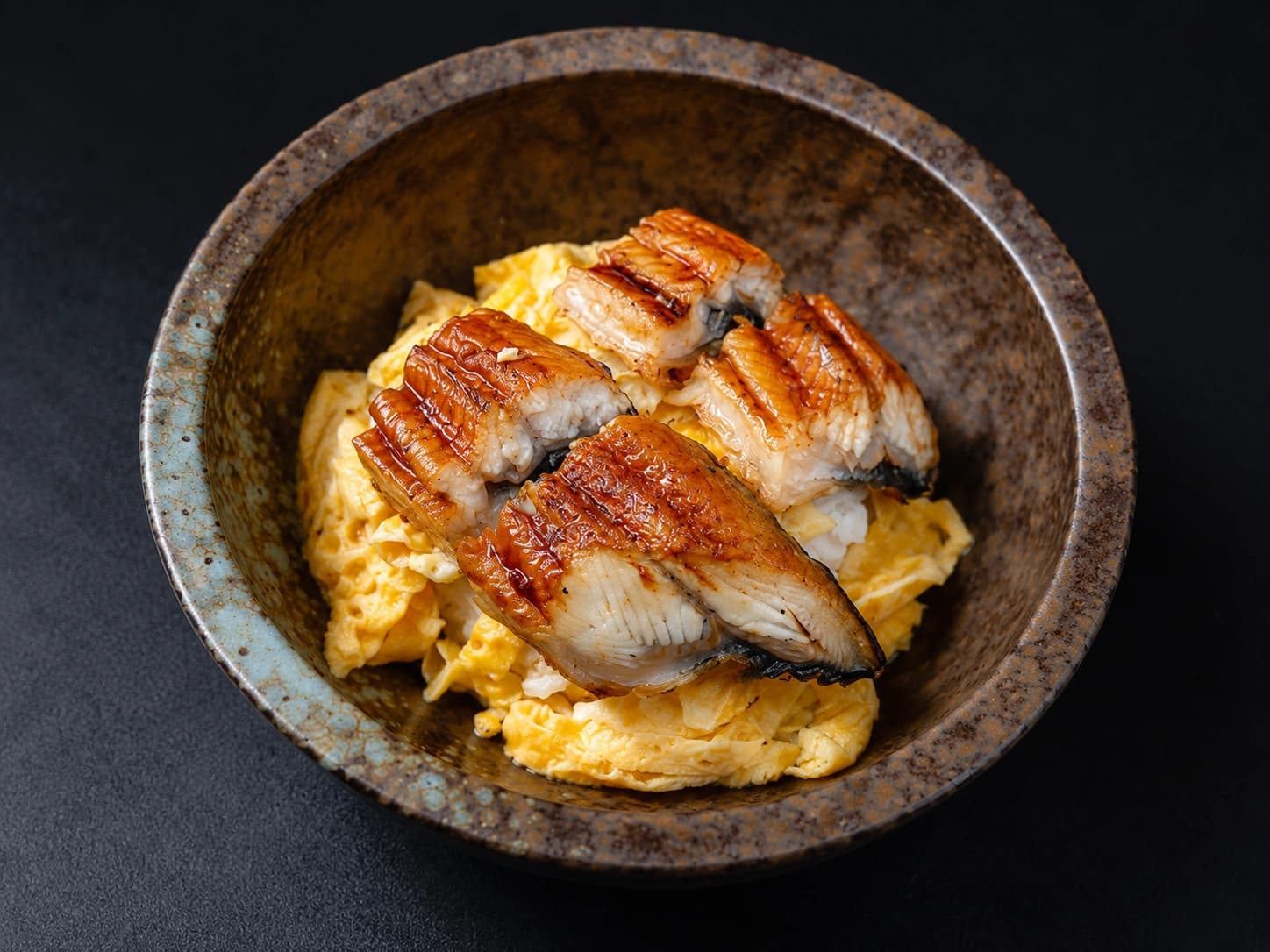 Enguia grelhada com ovo e arroz
