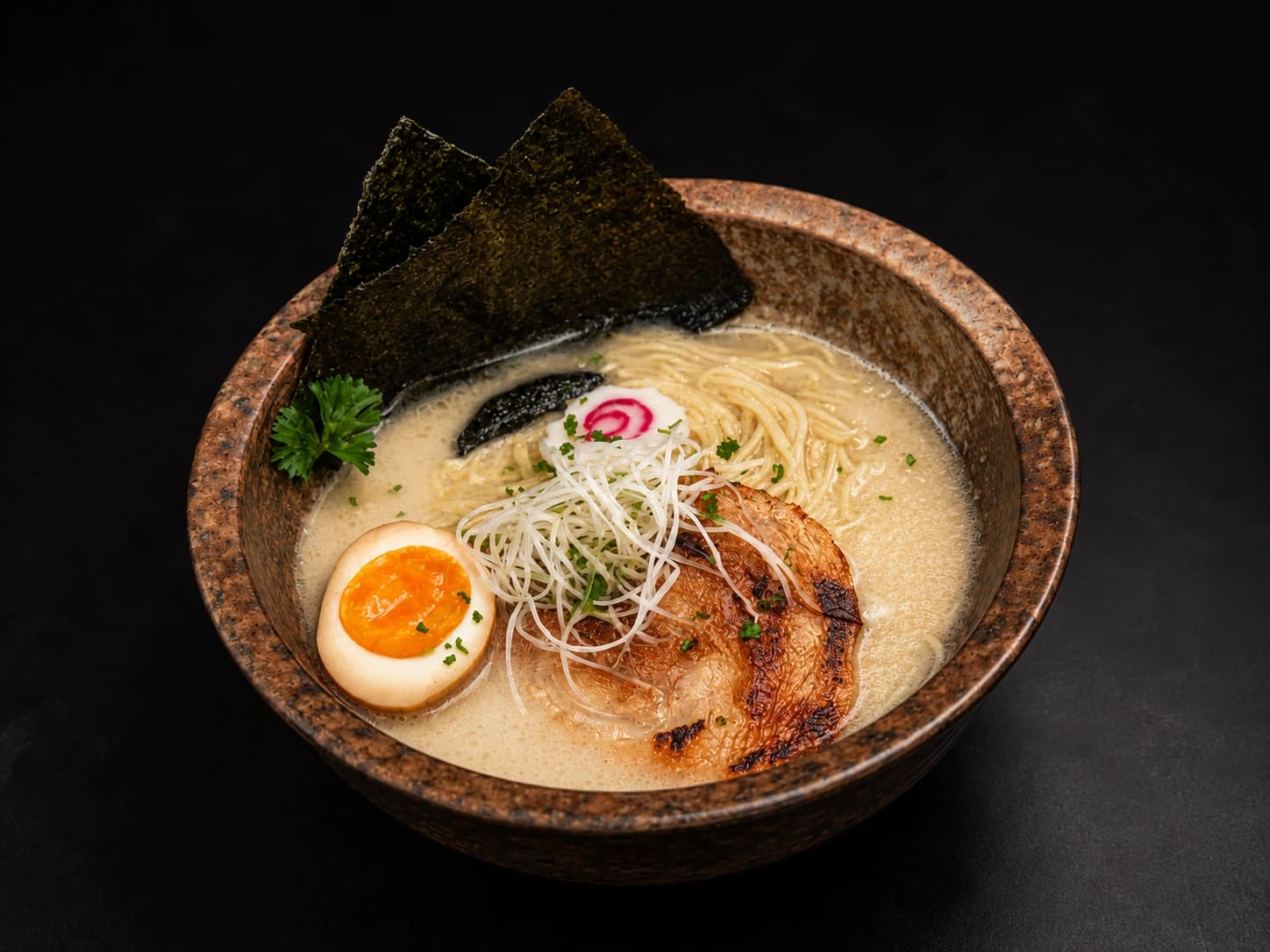 Tonkotsu ramen com porco, ovo e nori