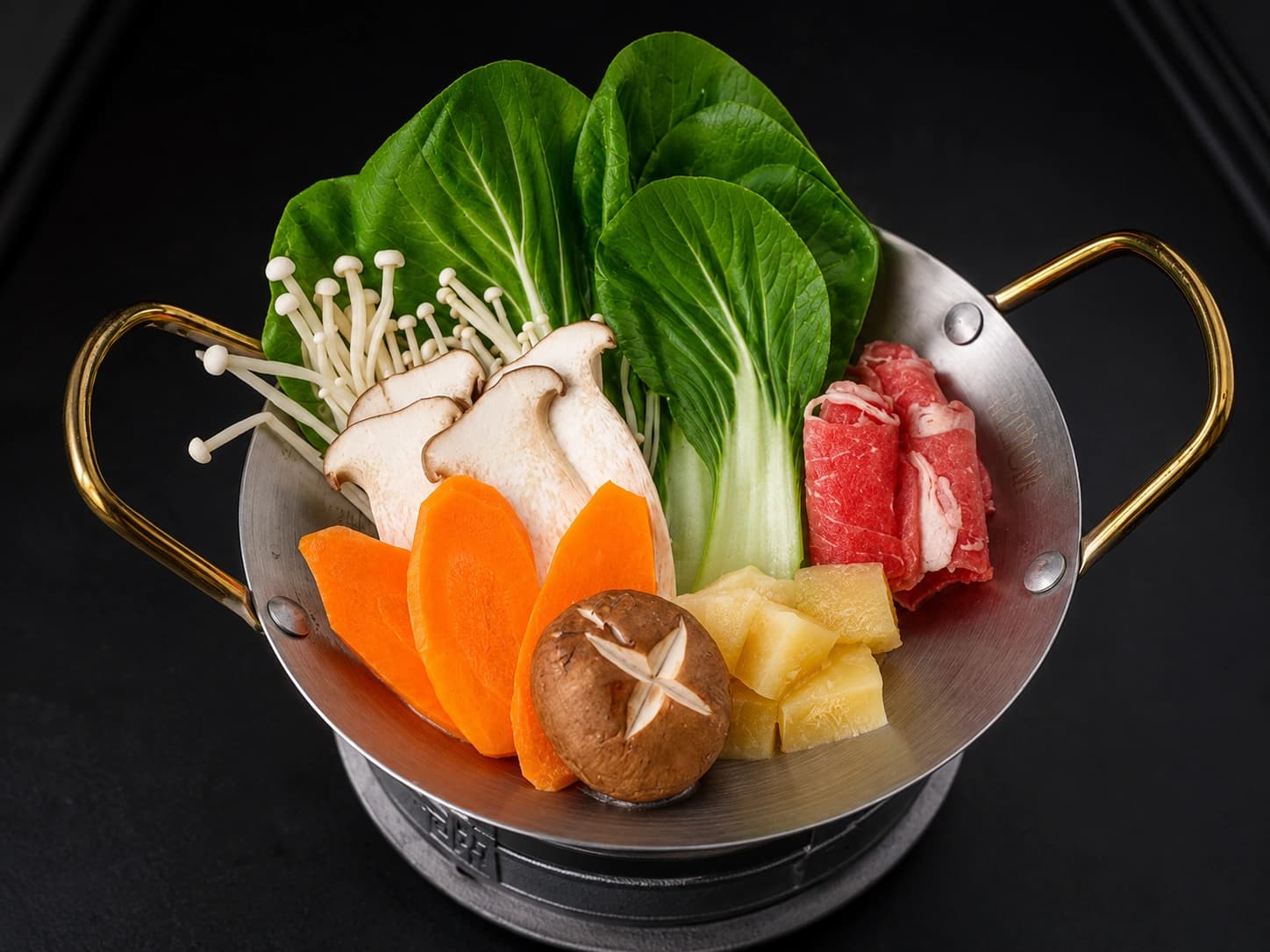 Sukiyaki com carne, cogumelos e legumes