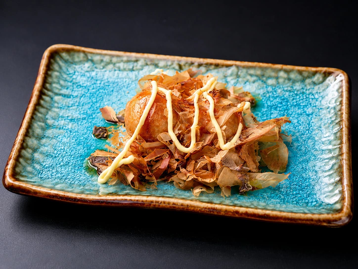 Takoyaki com flocos de bonito e maionese