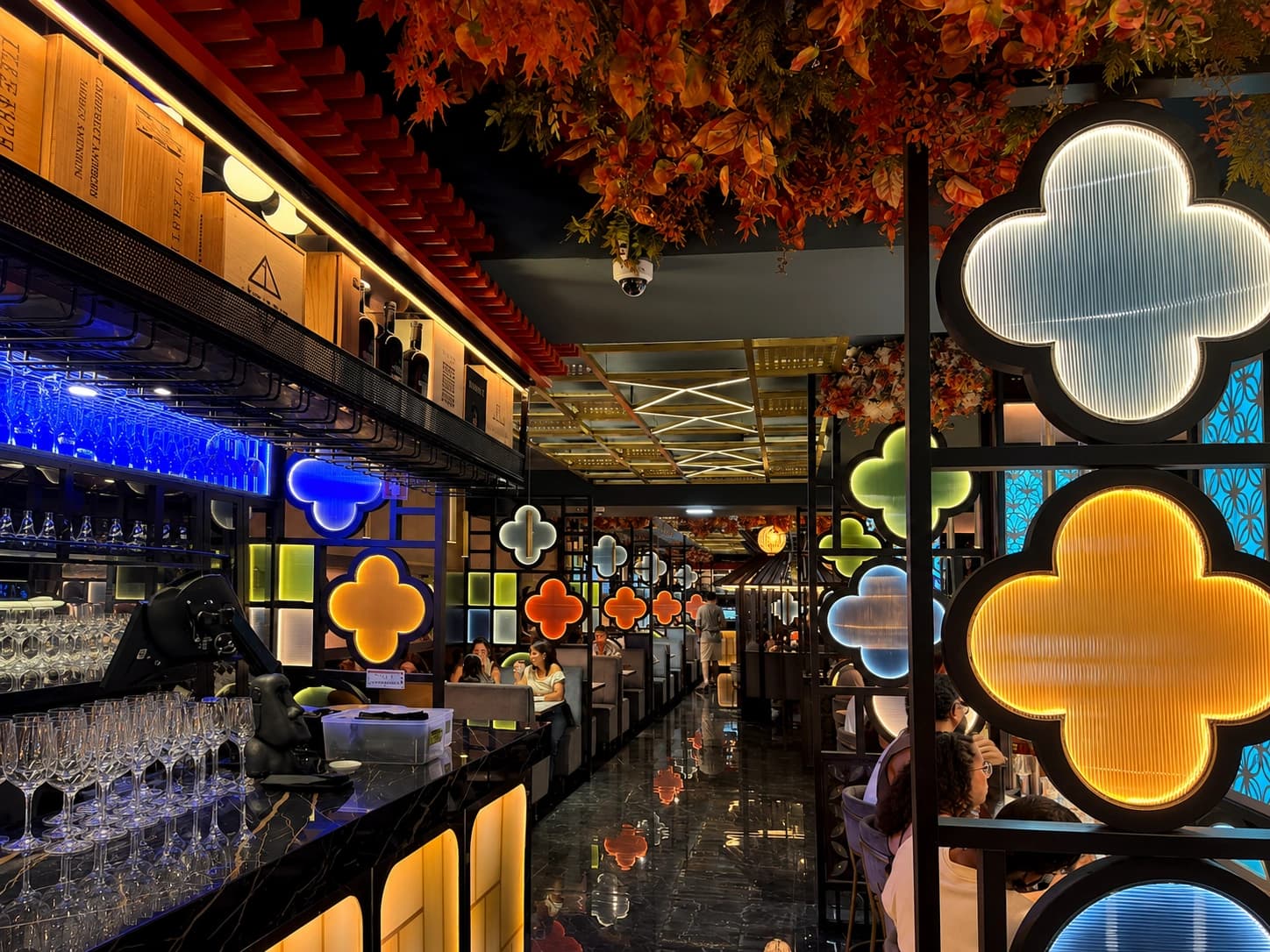 Bar e sala do Miyazaki com elementos luminosos coloridos